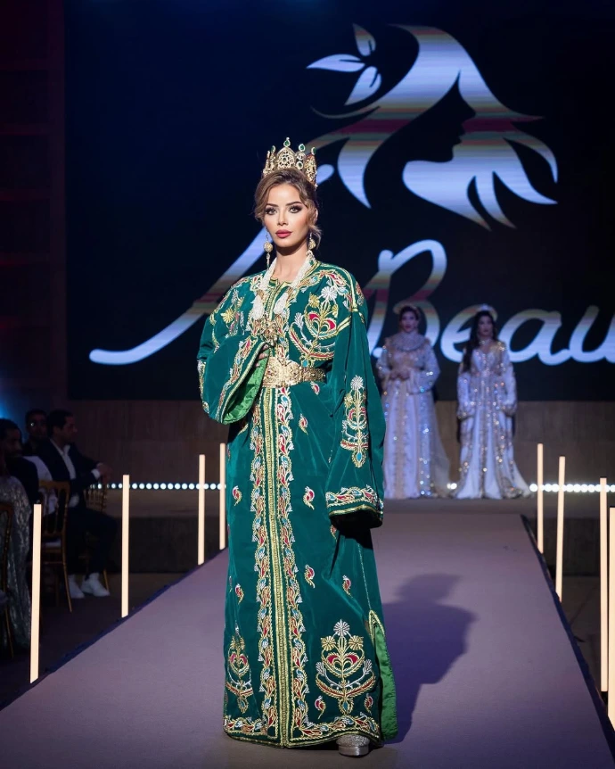 Caftan marocain vert avec broderies fines