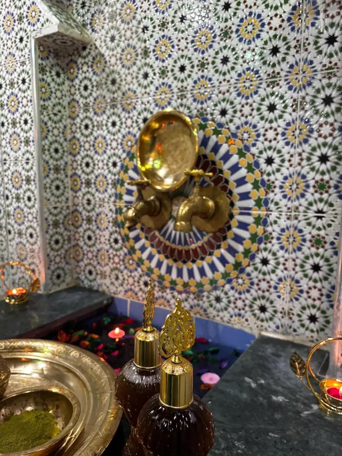 Espace hammam marocain du salon A Beauty, offrant détente et authenticité