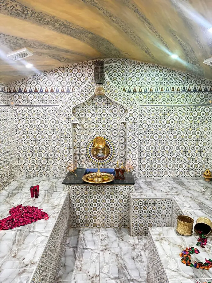 Espace hammam marocain du salon A Beauty, offrant détente et authenticité